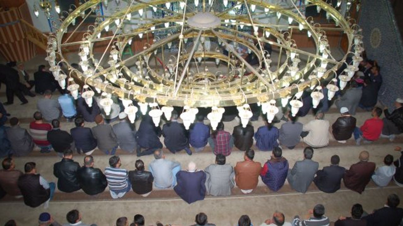 Ulu Cami'inde vatandaşlar, Kuran-ı Kerim dinleyerek, dua etti