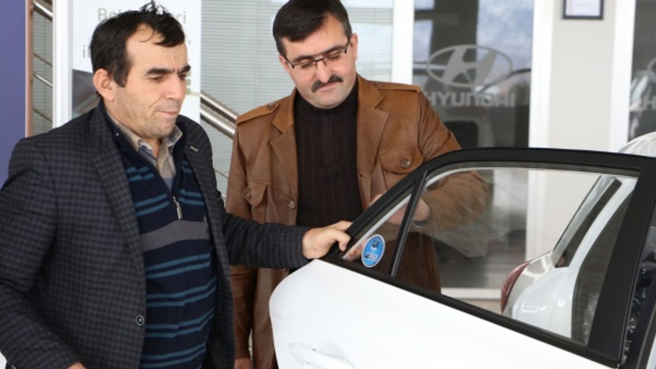 Mahallenin sosyal medya muhabirine sıfır otomobil