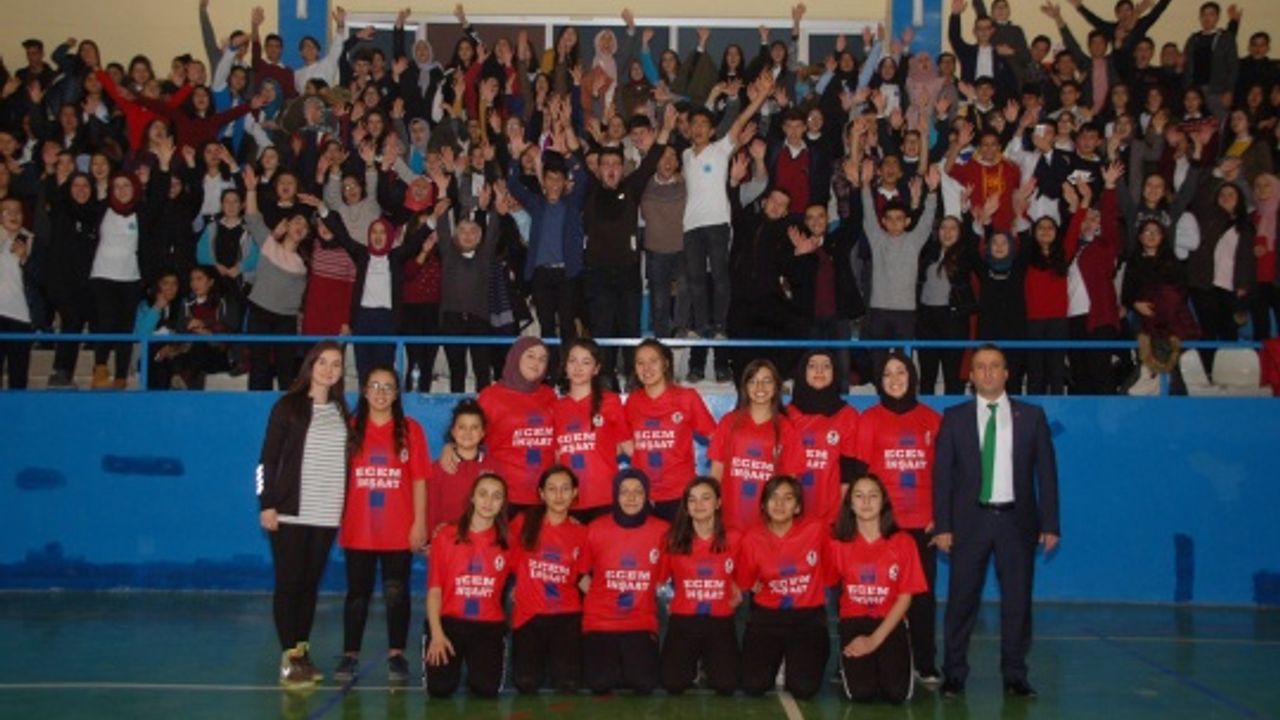 Genç Kızlar Voleybol Turnuvasında Fen Lisesi Şampiyon