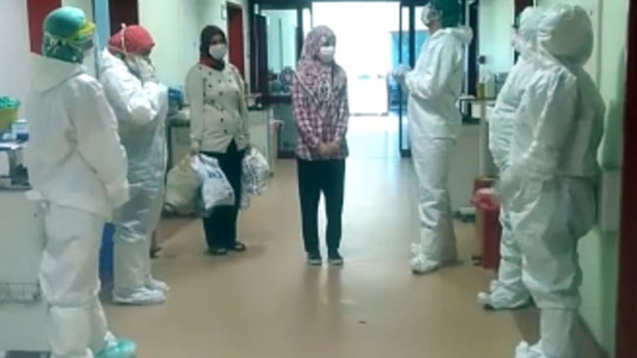 Koronavirüsü yenen çocuk alkışlarla hastaneden taburcu edildi