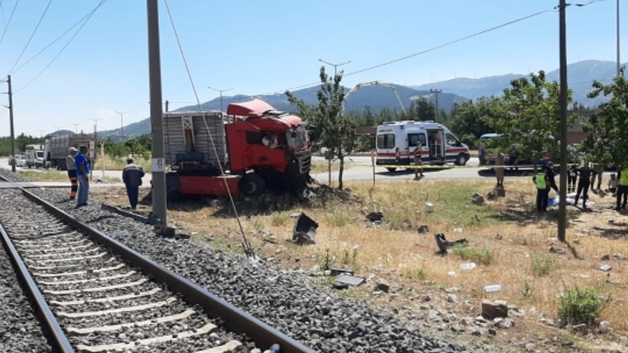 Trenin çarptığı tırın sürücüsü öldü
