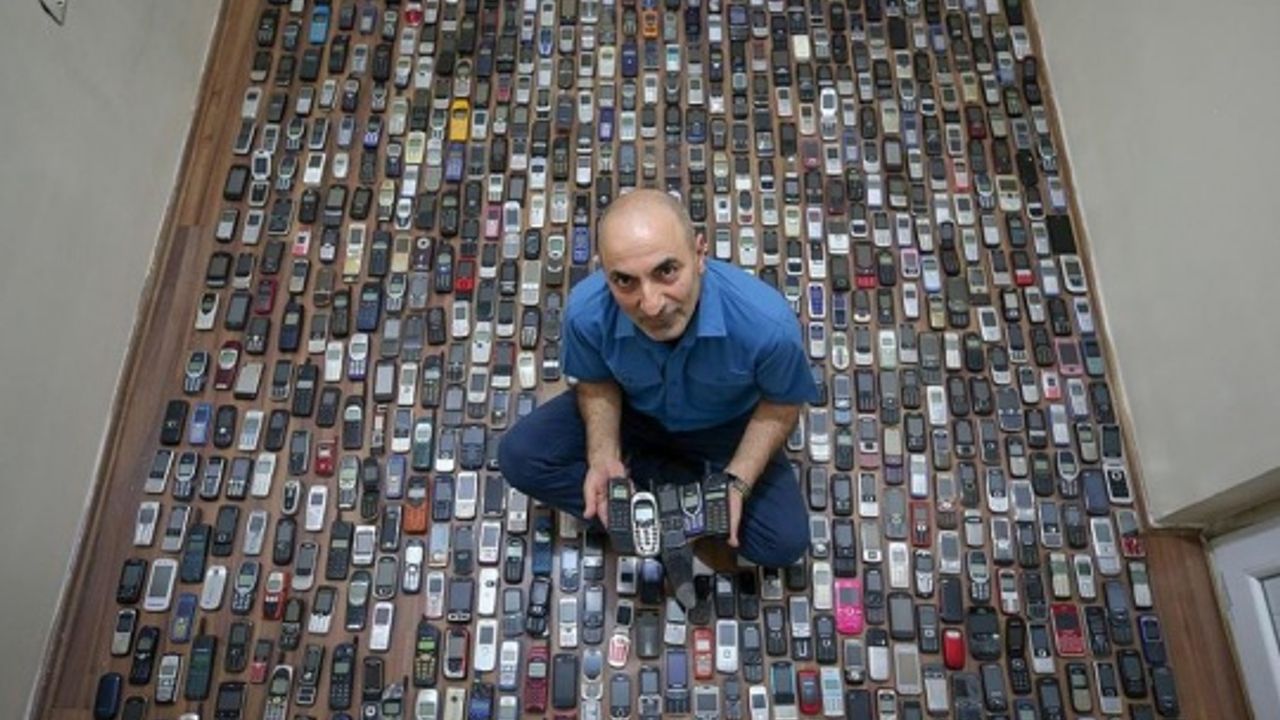 20 Yılda Biriktirdiği Bin Cep Telefonuna Gözü Gibi Bakıyor