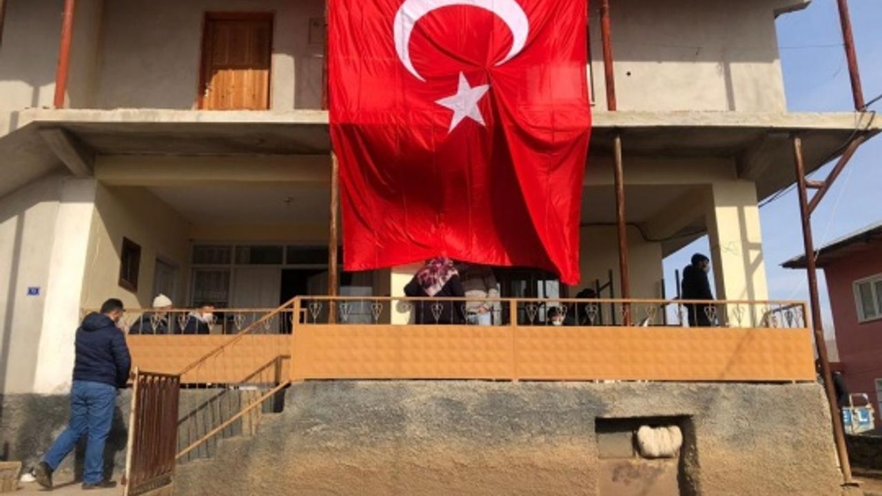 Çığ düşmesi sonucu şehit olan sözleşmeli er Özdemir'in ailesine acı haber verildi