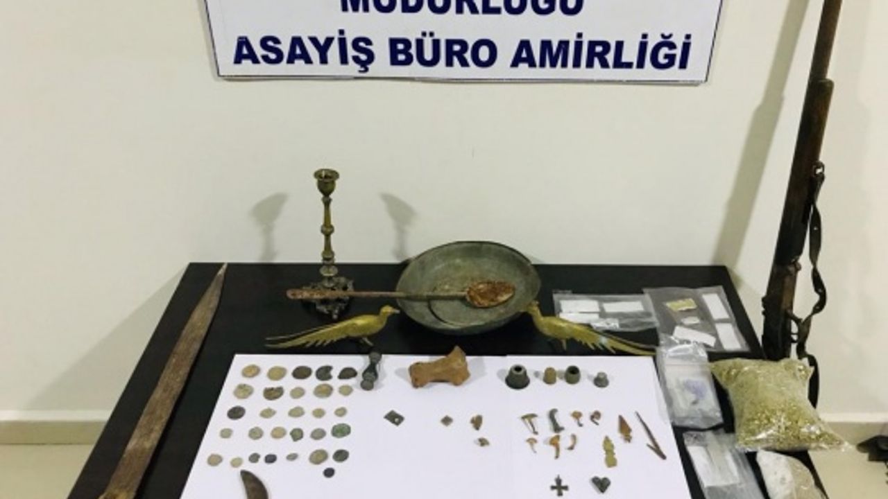 Afşin'de uyuşturucu operasyonunda tarihi objeler ele geçirildi