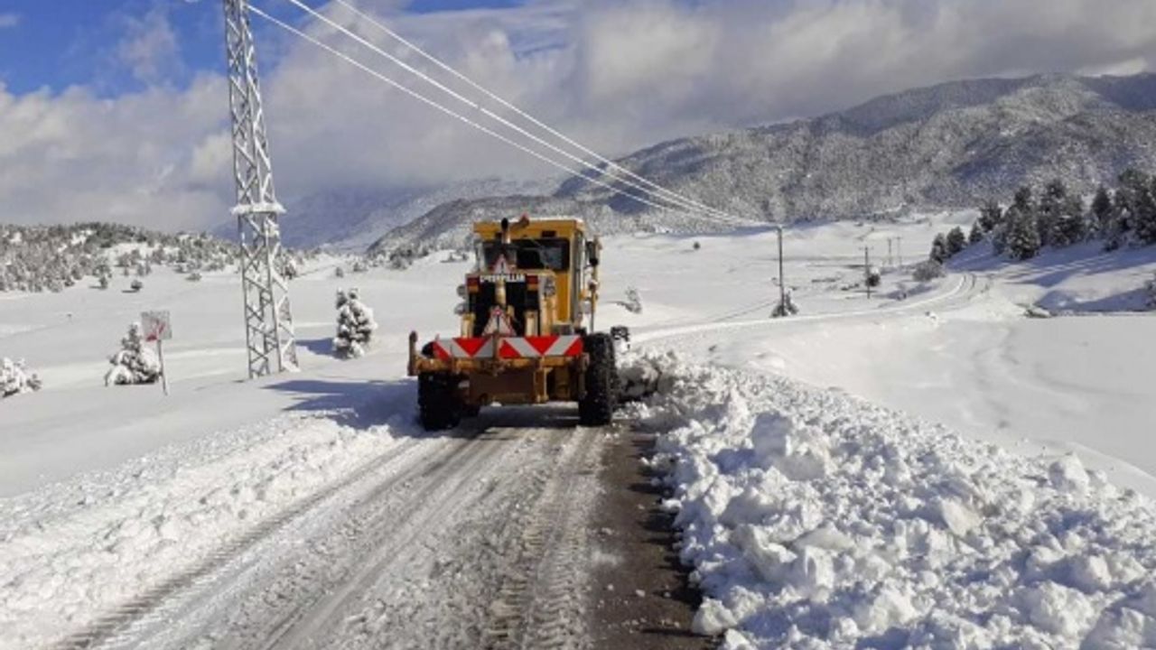 Kardan kapanan 112 mahalle yolu ulaşıma açıldı