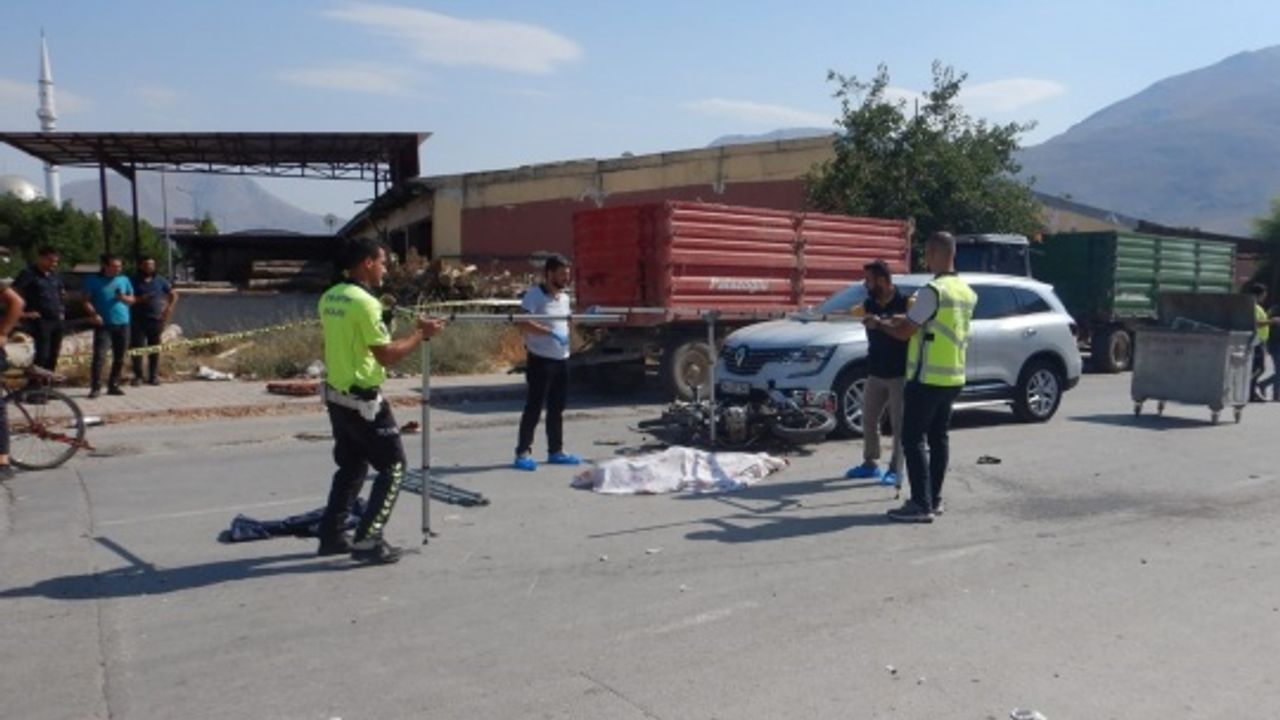 Kamyonetle çarpışan motosikletin sürücüsü hayatını kaybetti
