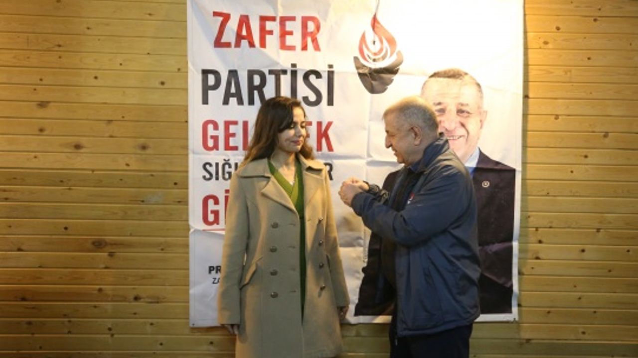 Özdağ, Kahramanmaraş'ta partisine katılanlara rozet taktı
