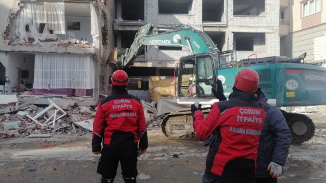 Afşin'de depremin yaraları sarılmaya çalışılıyor