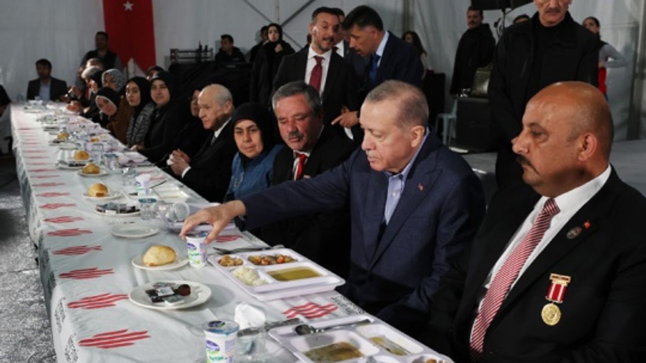 Cumhurbaşkanı Erdoğan İlk İftarı Depremzedelerle Birlikte Yaptı