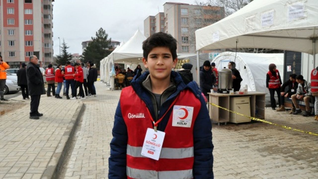Kızılay’ın En Küçük Gönüllüsü ‘Ahmet’ Depremzedelere Yardımcı Oluyor