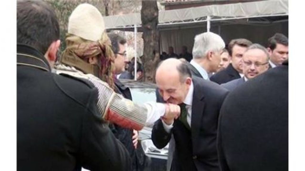 Bakan müezzinoğlu, kuvayi milliye mücahitler derneği başkanının elini öptü