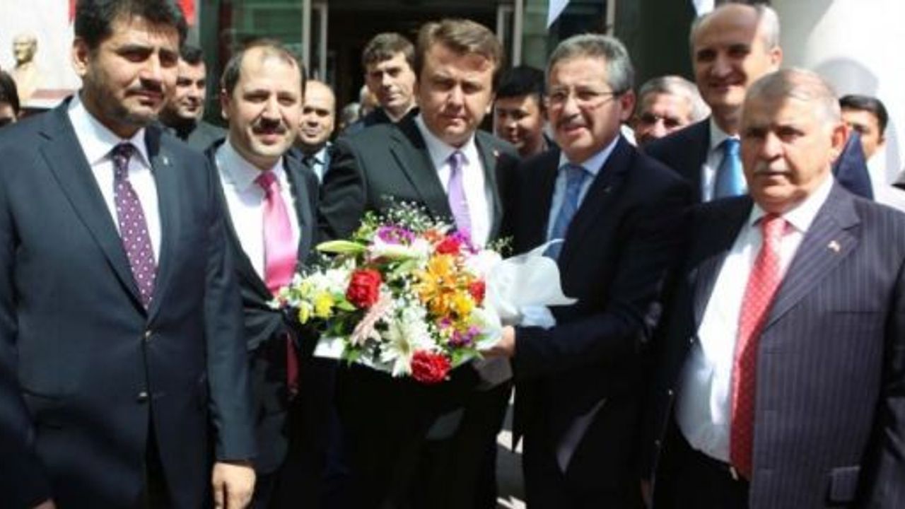 Halef ve Selef Başkanlar Birbirlerini Çiçekle Karşılayıp Çiçekle Uğurladı