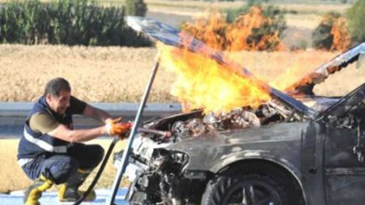 Seyir halindeki otomobilde yangın çıktı
