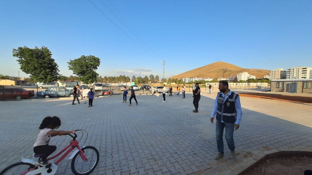 Afşin’de Polisler Depremzede Çocuklarla Maç Yaptı