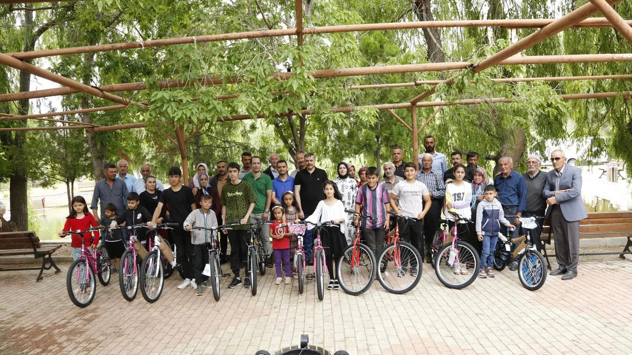 Vali Çiftçi, Tanır'daki Çocuklara Bisiklet Dağıttı