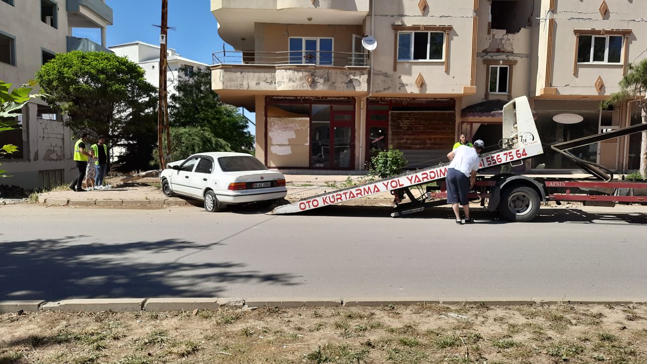 Afşin'de Otomobil Direğe Çarptı
