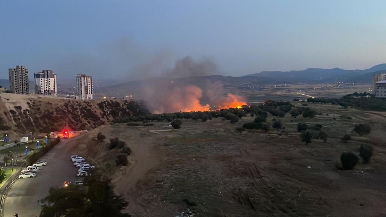Kahramanmaraş'ta Makilik Ve Otluk Alanda Çıkan Yangın Söndürüldü
