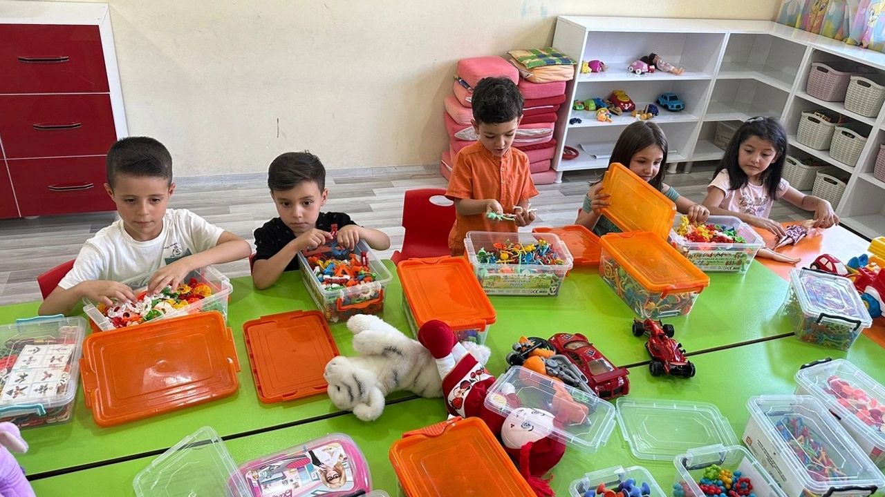 Portekizli öğrenciler Afşin'deki depremzede çocukları sevindirdi