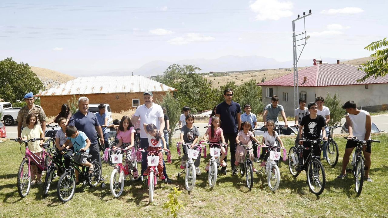 Afşin’de Depremzede Çocuklara Bisiklet Dağıtıldı