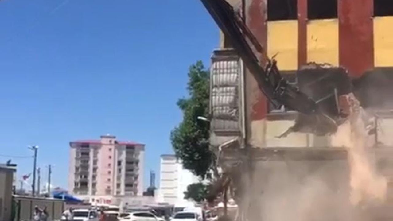 Elbistan merkezli depremde ağır hasarlı bina çöktü
