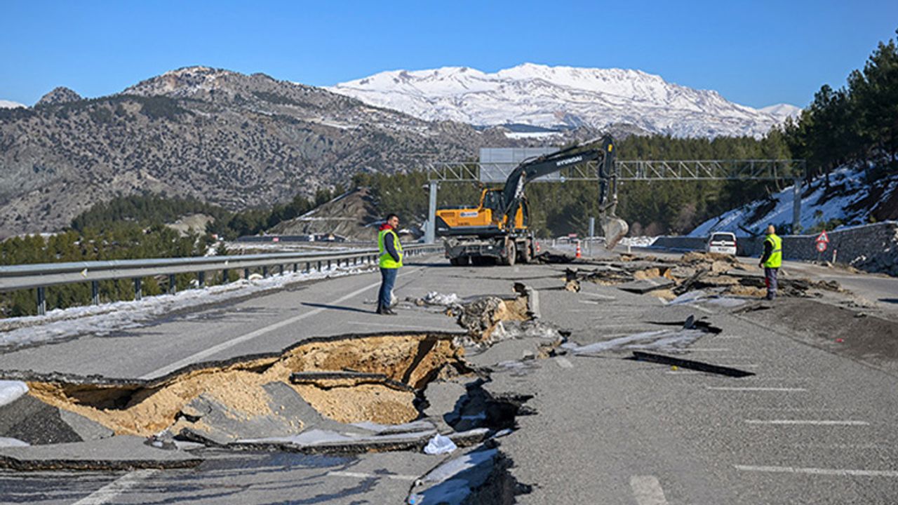Depremlerin merkez üssünde hasar gören yollar onarılıyor