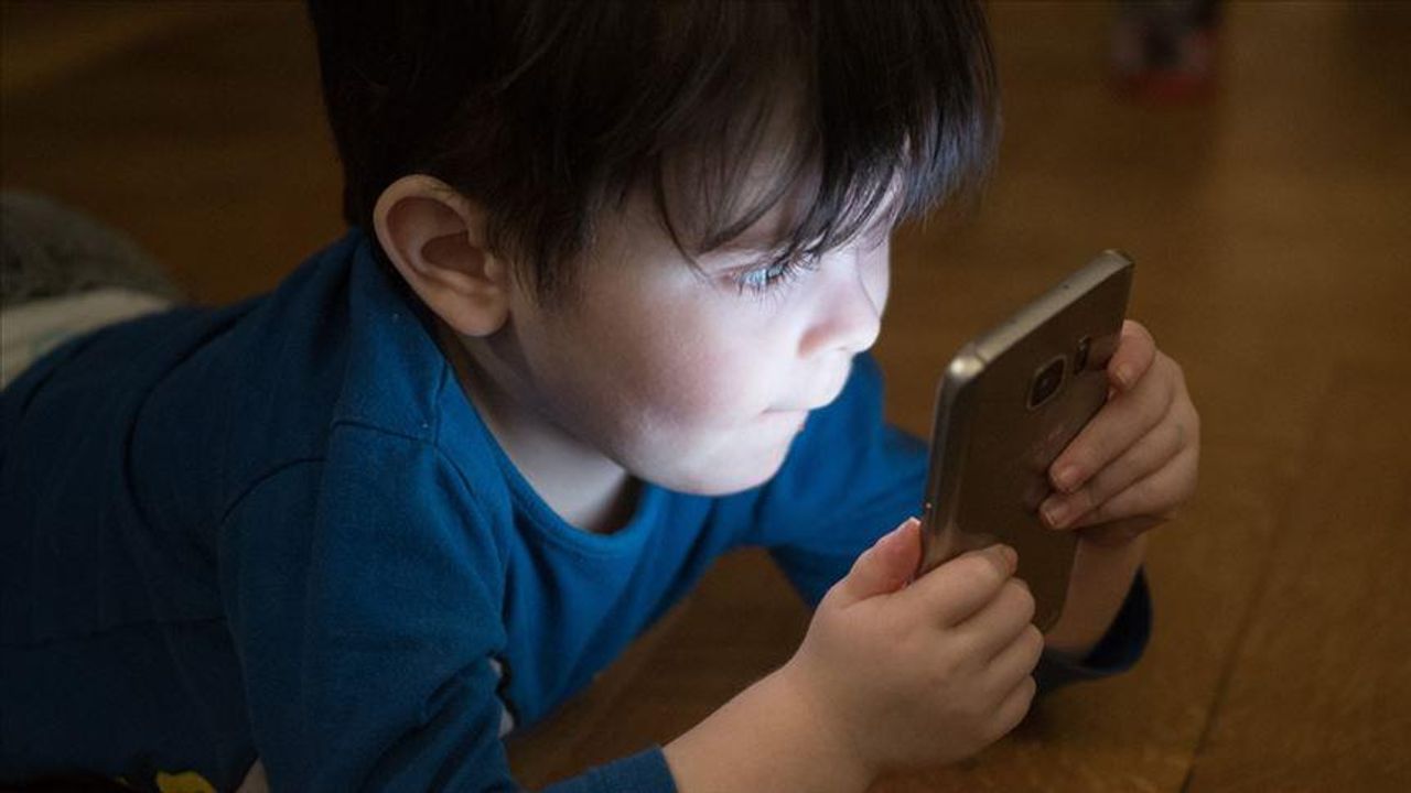 Cep Telefonları Çocuklarda Miyop Riskini Artırıyor