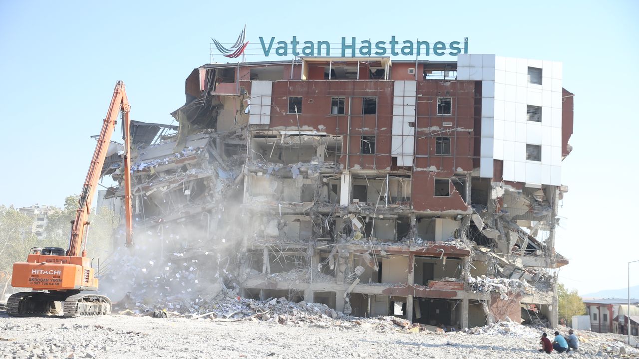 Kahramanmaraş'ta ağır hasarlı binaların yıkımı devam etti