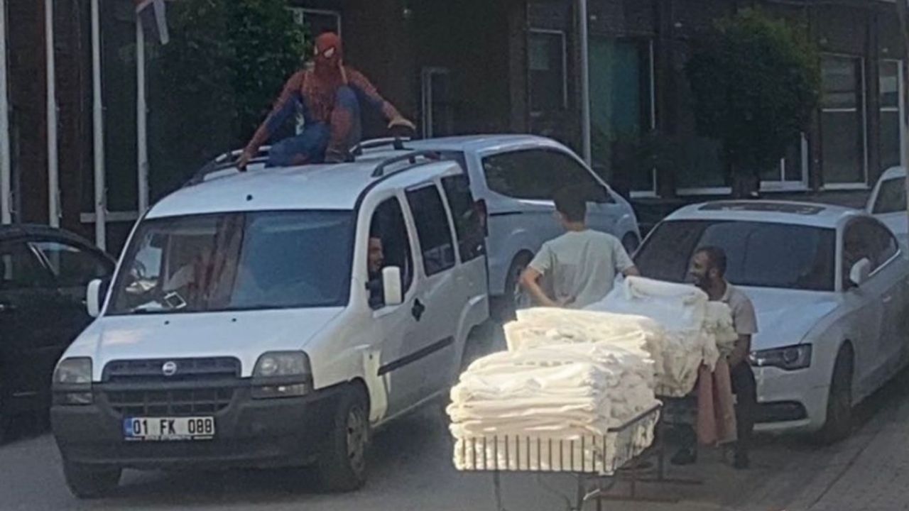 Örümcek Adam kostümlü kişinin tavanında yolculuk ettiği araç trafikten men edildi