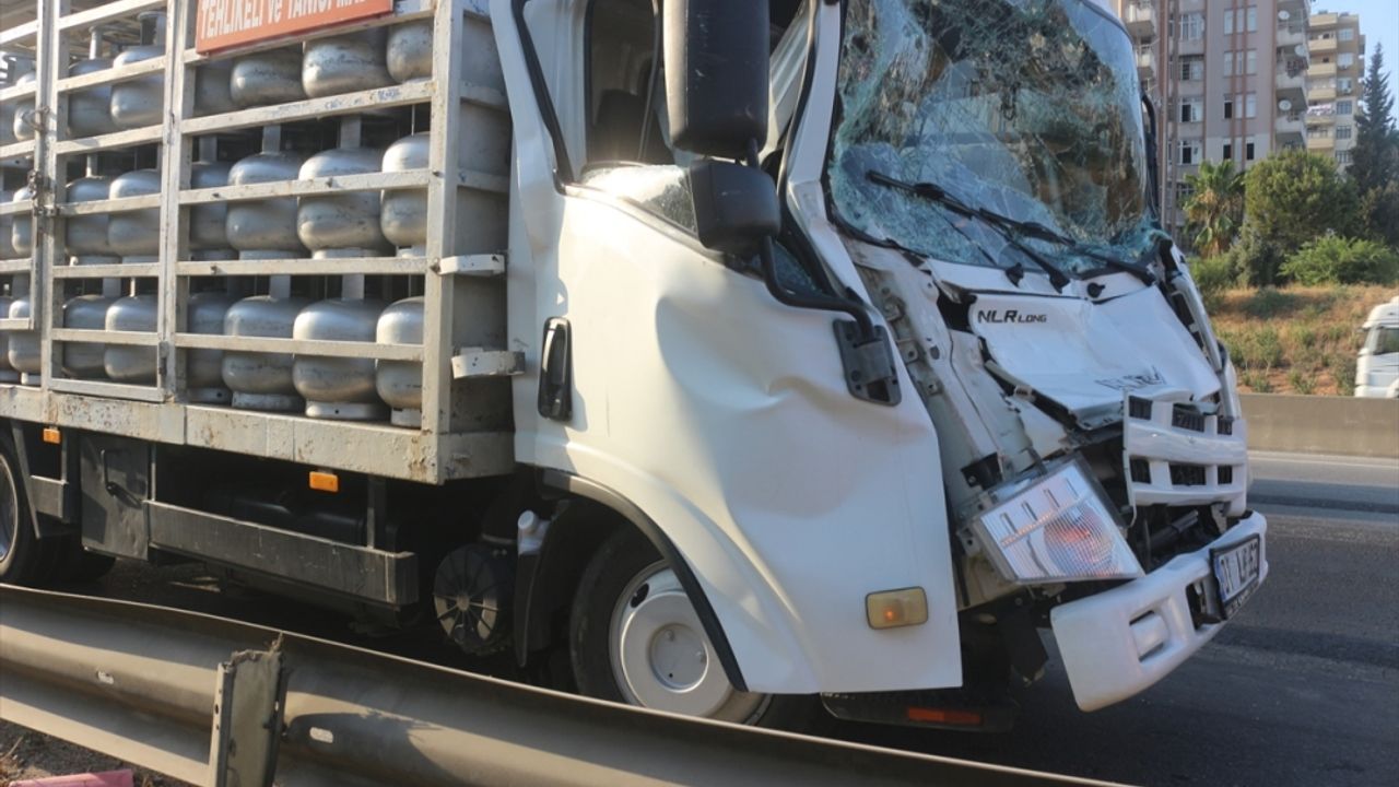 Tıra çarpan kamyonetin sürücüsü ağır yaralandı
