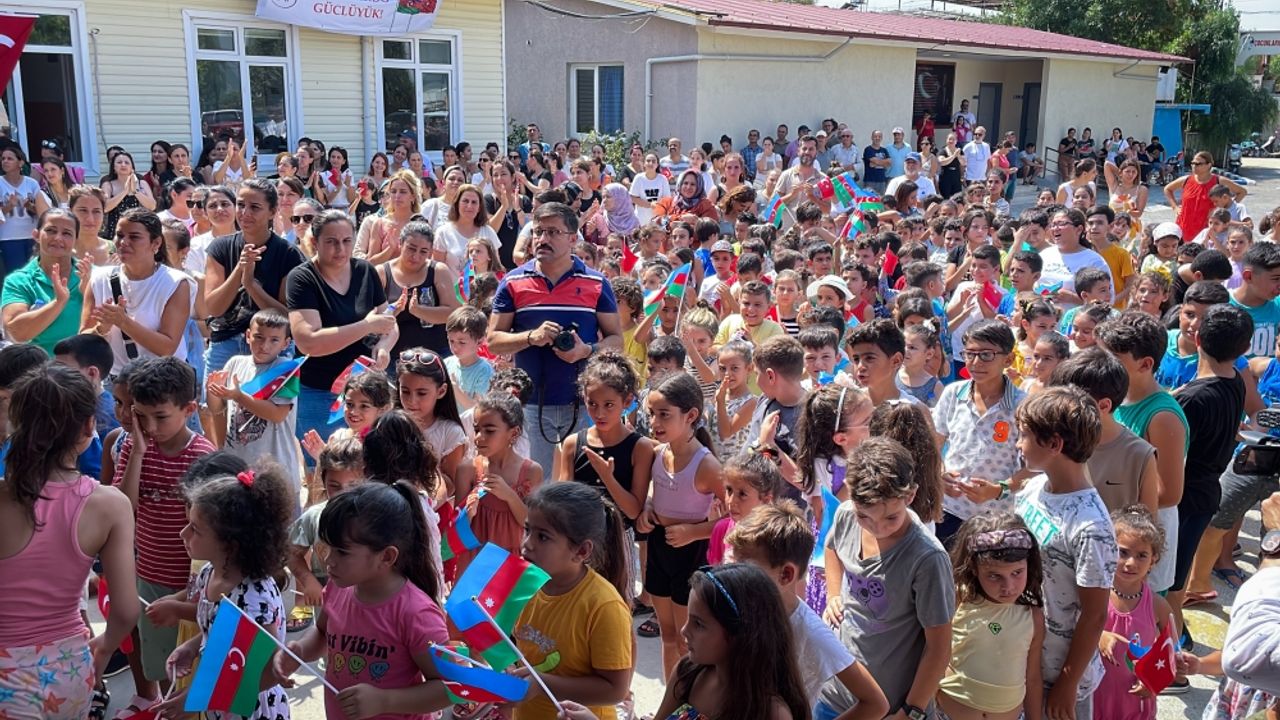 Azerbaycan'dan depremzede öğrencilere kırtasiye yardımı