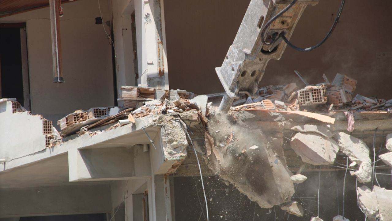 Ağır hasarlı 2 bina patlayıcı yardımıyla yıkıldı