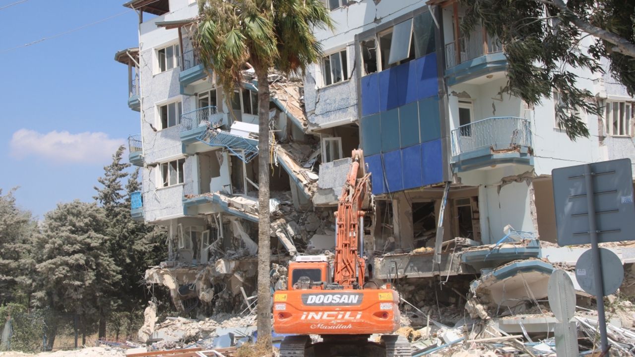 Hatay'da ağır hasarlı 6 bina kontrollü şekilde yıkıldı