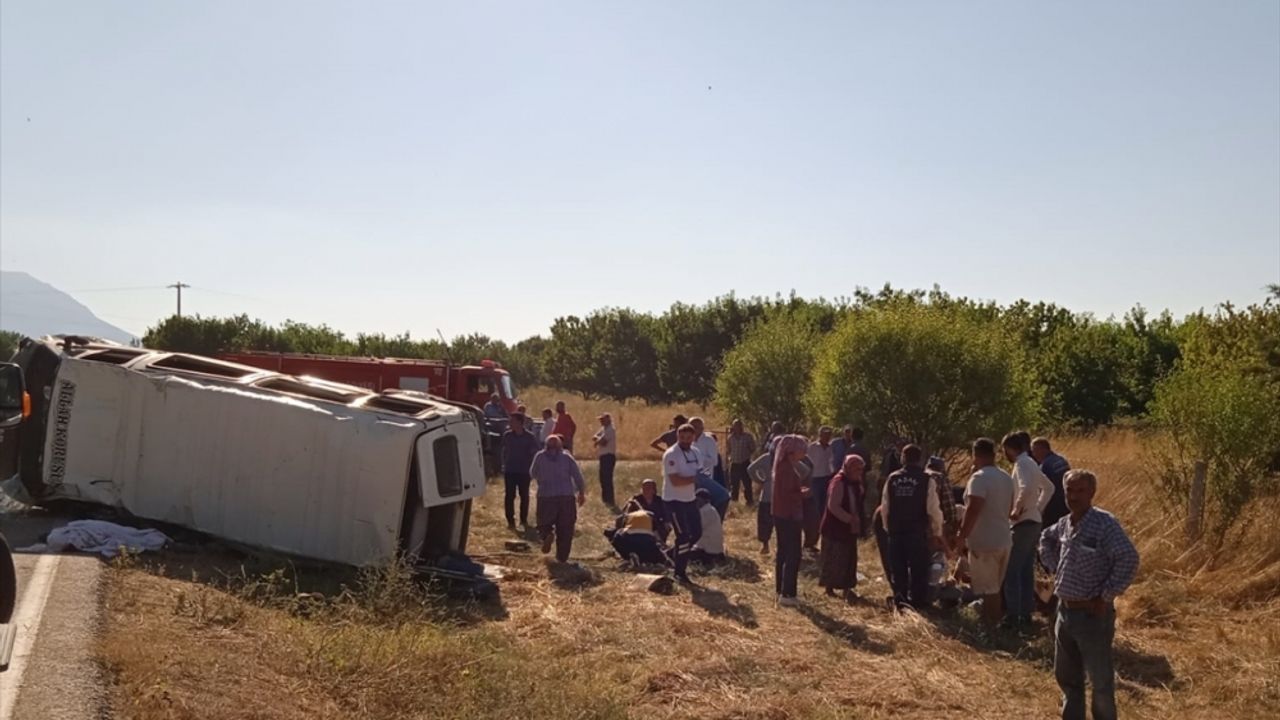 Minibüsle tarım aracının çarpıştığı kazada 1 kişi öldü, 13 kişi yaralandı