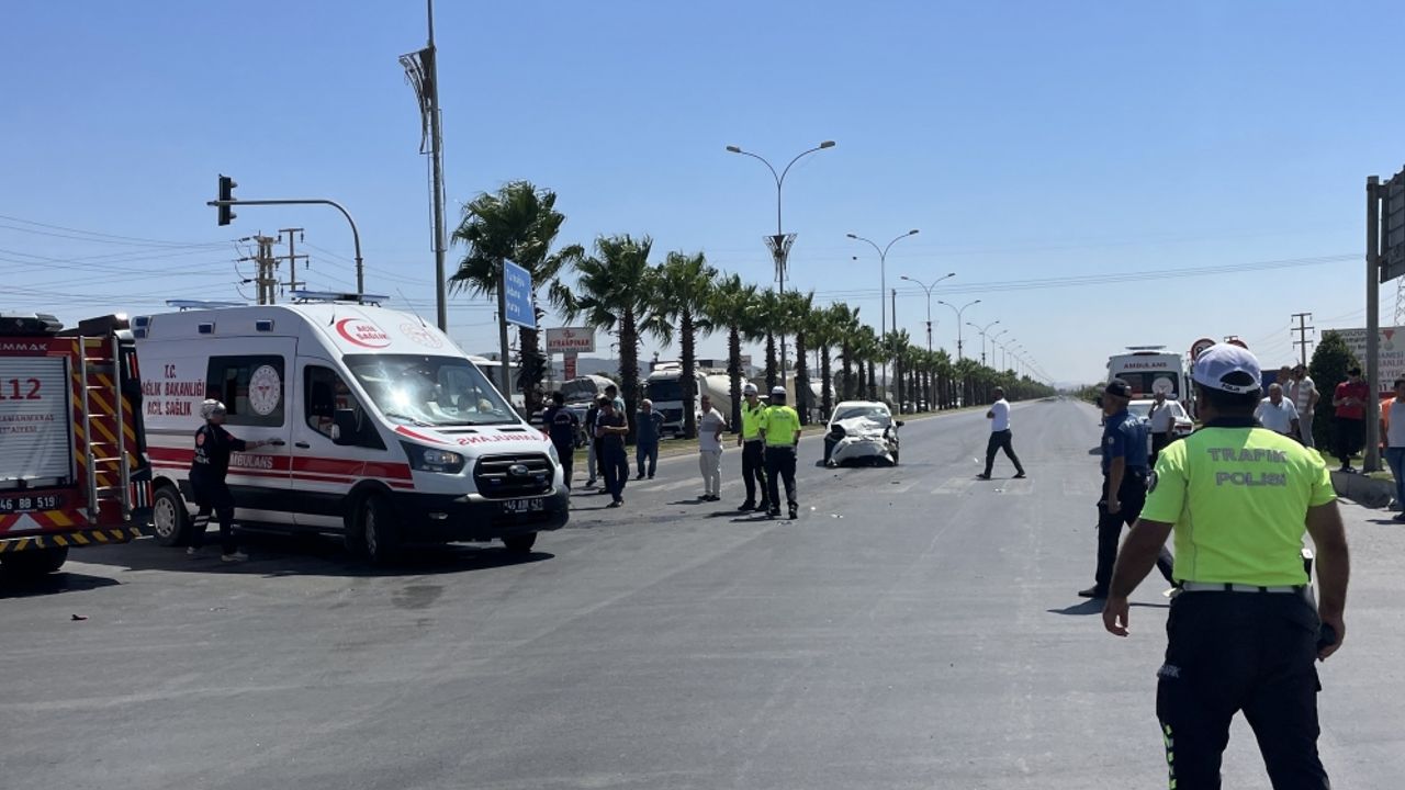 Kahramanmaraş'ta iki otomobil çarpıştı, 5 kişi yaralandı