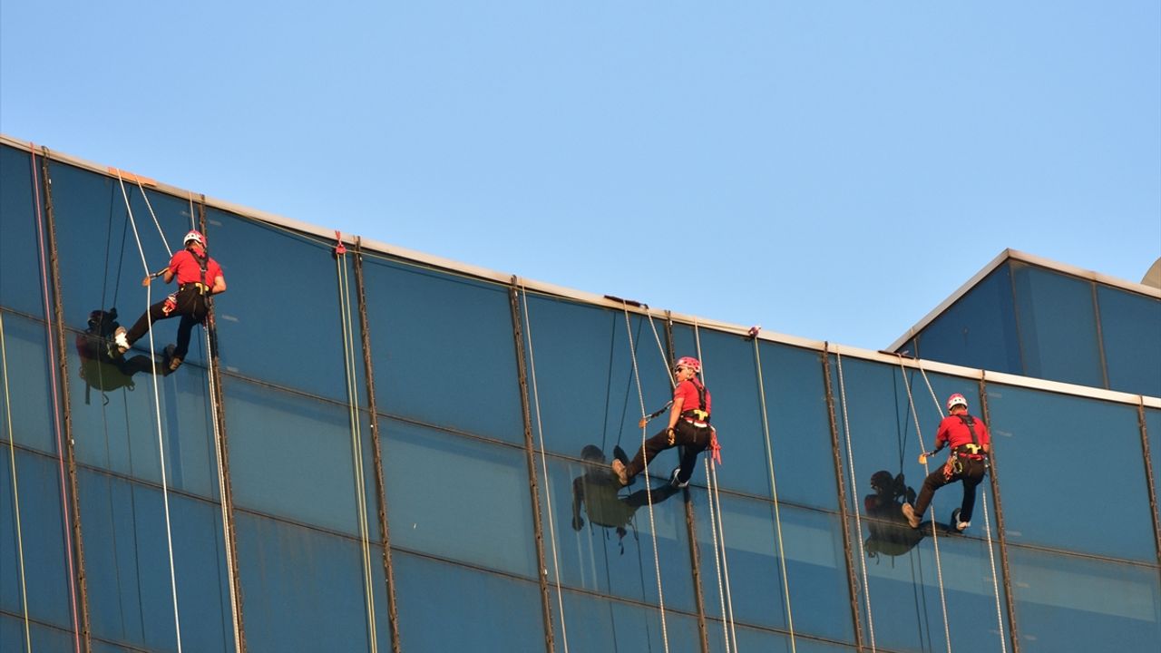 JAK Timi halatla sarktıkları 21 katlı binada Türk bayrağı açtı