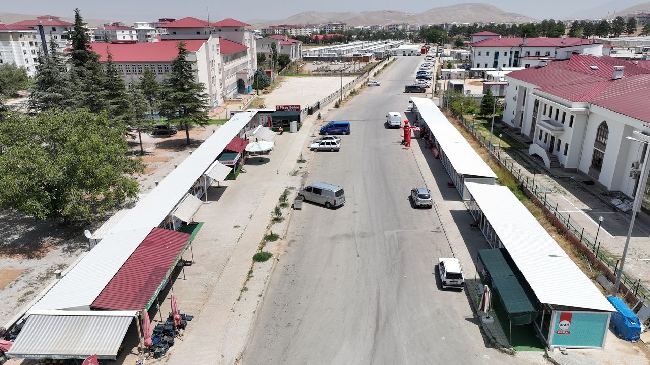 Afşin'de ticaret hayatı konteyner çarşılarda sürüyor