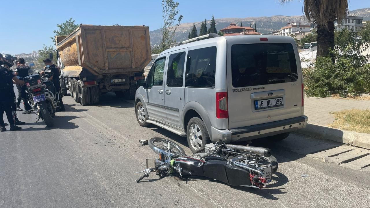 Polisin "dur" ihtarına uymayan motosikletteki 2 kişi kaza yaparak yaralandı