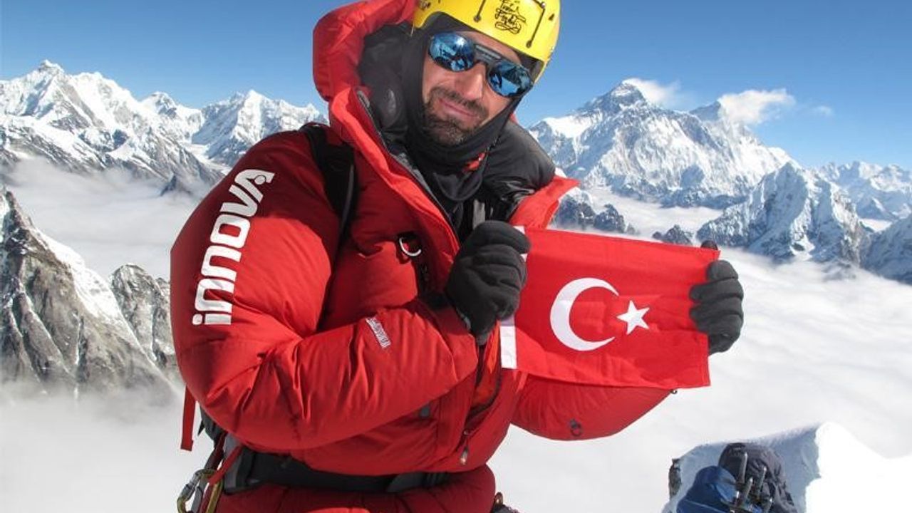 Dünyada 8000 metre sınırını aşan 14 zirvenin tümüne tırmanmayı başaran ilk Türk oldu