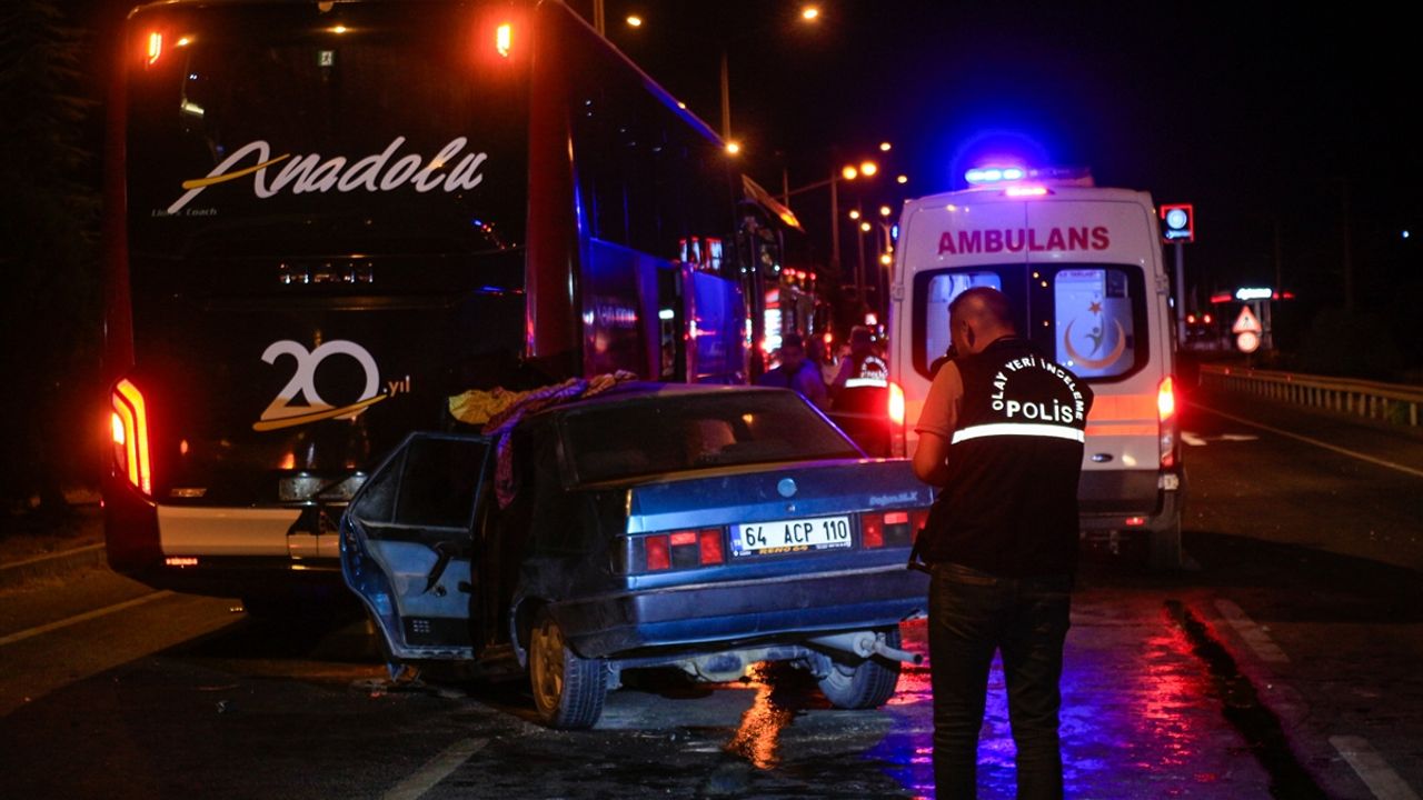 Kaza yaptıktan sonra duran yolcu otobüsüne çarpan otomobilin sürücüsü öldü