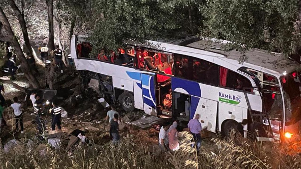 Yolcu Otobüsü Uçuruma Yuvarlandı: 12 Kişi Hayatını Kaybetti