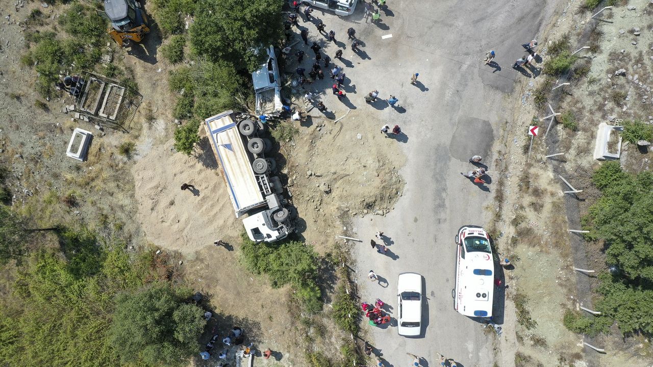 Freni boşalan kamyon cenaze  için toplanan kişilerin arasına daldı: 4 ölü, 25 yaralı