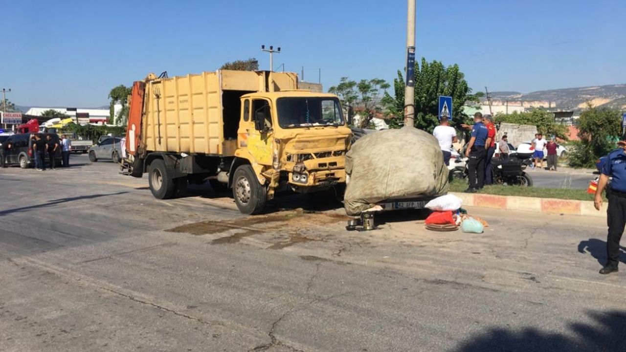 Çöp kamyonu ile pikabın çarpışması sonucu 4 kişi öldü