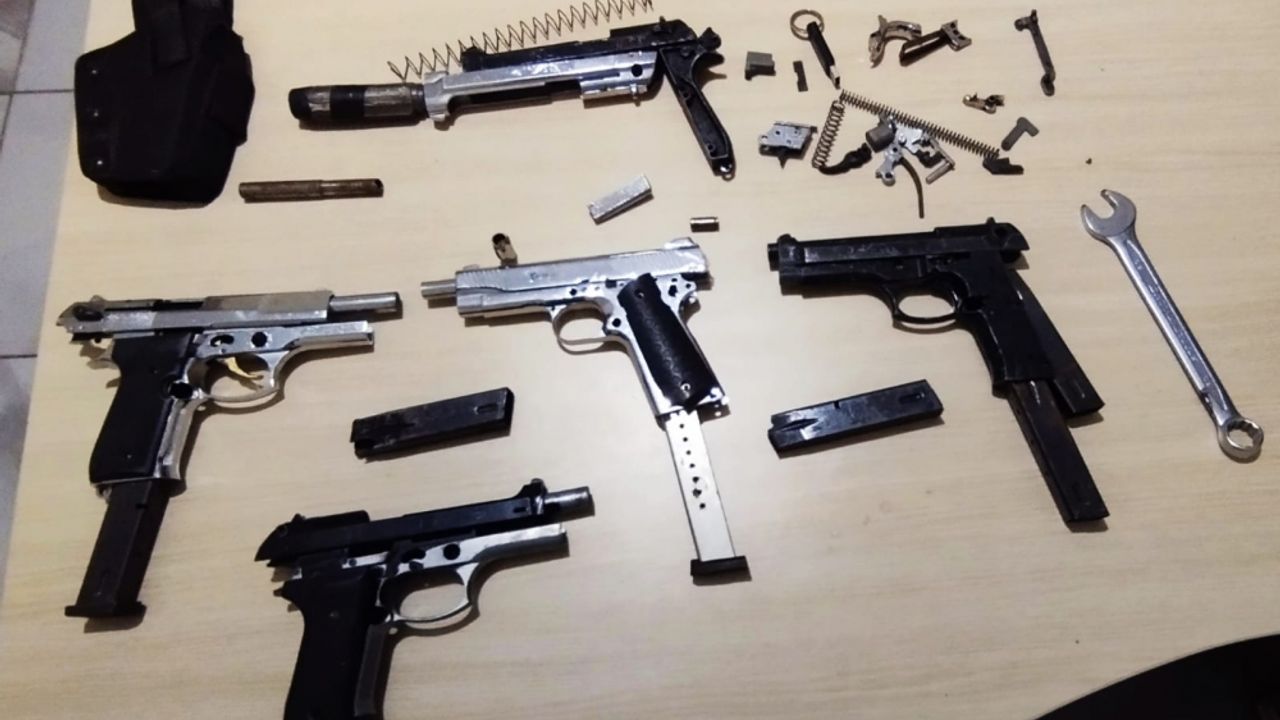 Evlerinde 4 ruhsatsız tabanca bulunan 2 zanlı tutuklandı