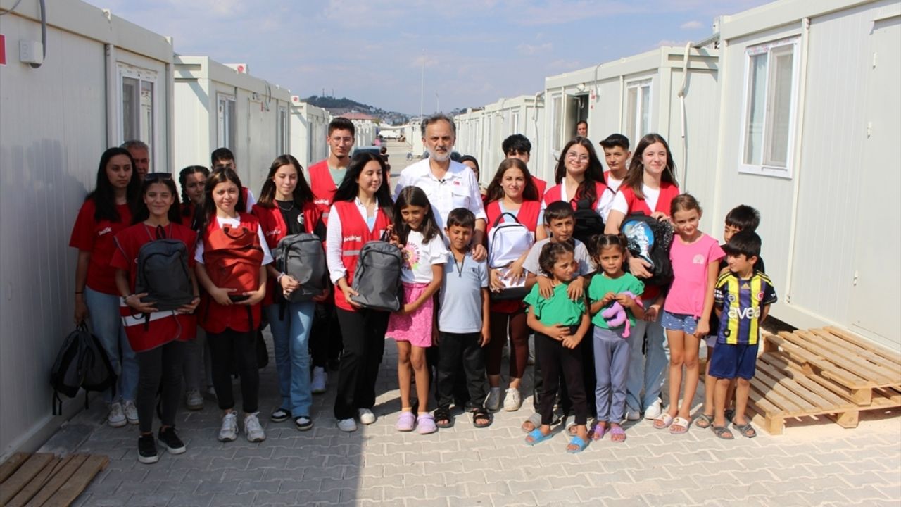 Türk Kızılay Pazarcık'ta depremzede çocuklara kırtasiye seti dağıttı