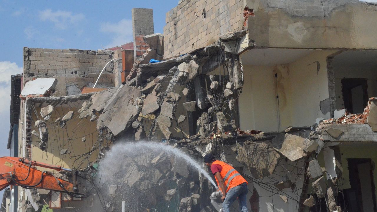 Afşin’de ağır hasarlı binaların yıkımı devam ediyor