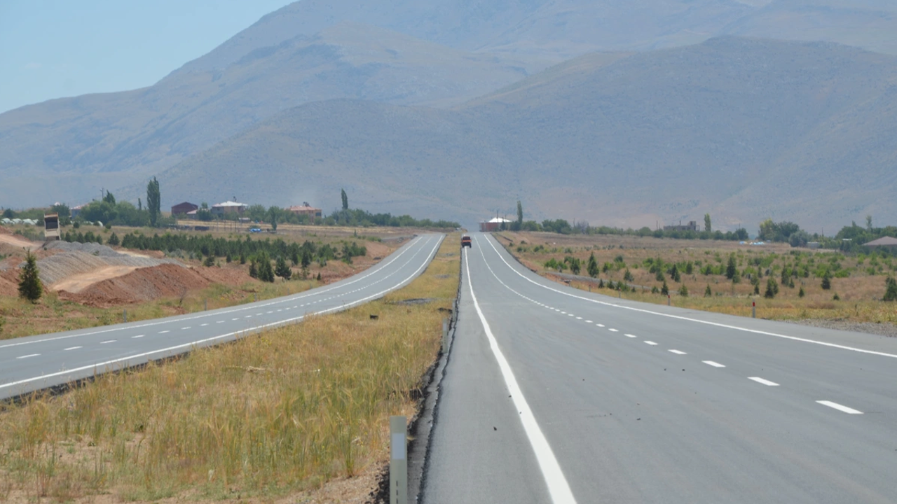 Erçene-Ekinözü güzergahın 10 kilometresi ulaşıma açıldı