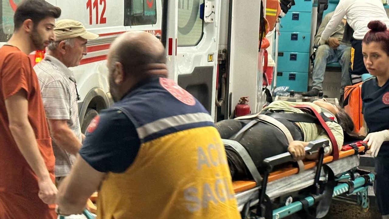 Traktör römorkunun devrilmesi sonucu 16 kişi yaralandı