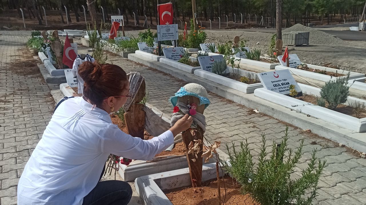 Kahramanmaraş'ta gönüllüler deprem şehitlerini ziyaret ederek karanfil bıraktı