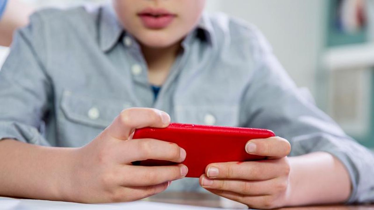 Okullarda Yeni Dönem: Sınıflara Cep Telefonuyla Girilemeyecek