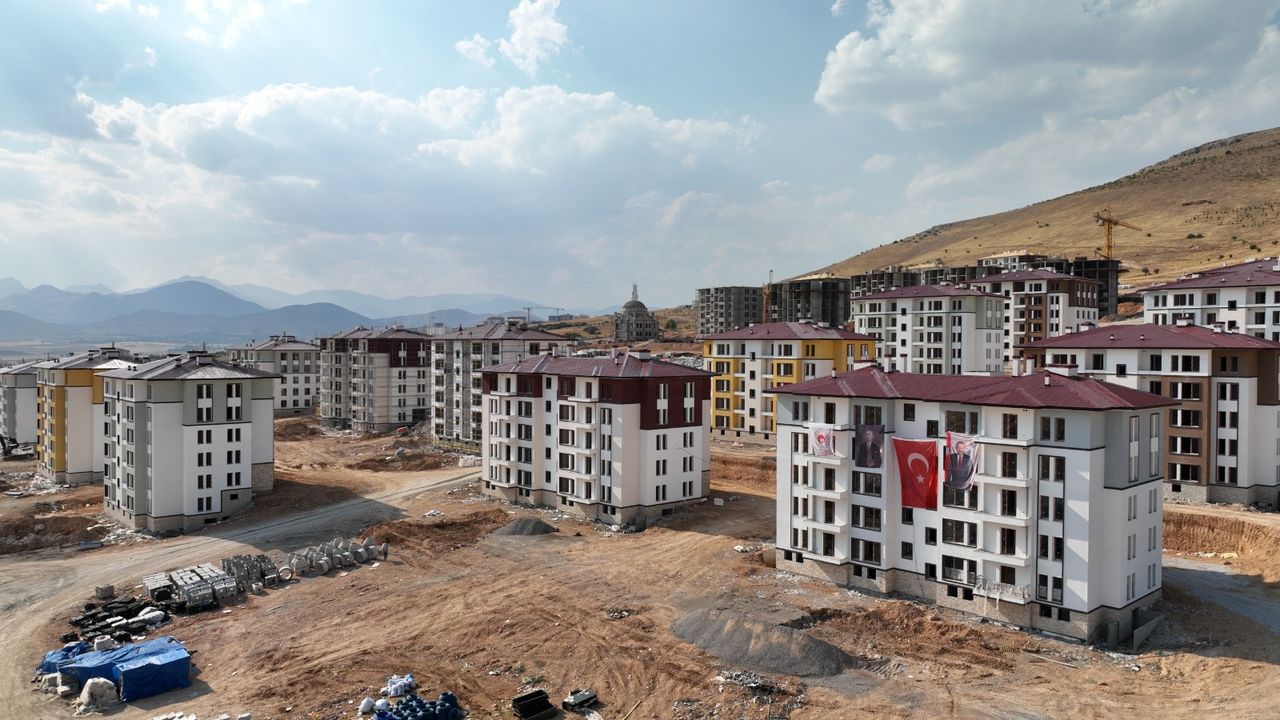 Afşin'de afetzedeler için inşa edilen 3 bin 600 daire kasımda teslim edilecek
